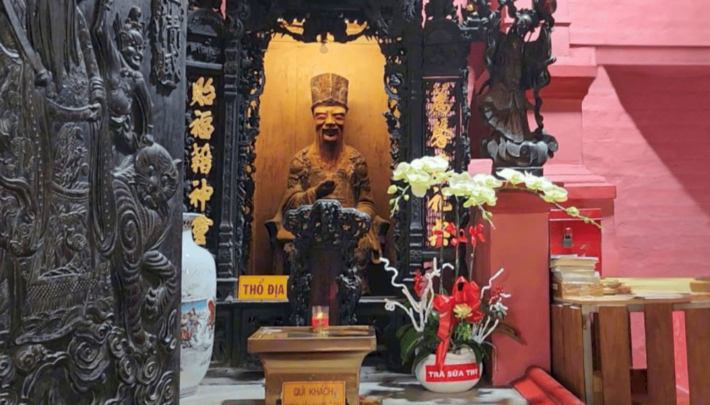 Du khách thường ghé điện thờ Thổ Địa để cầu bình an và tài lộc cho gia đình